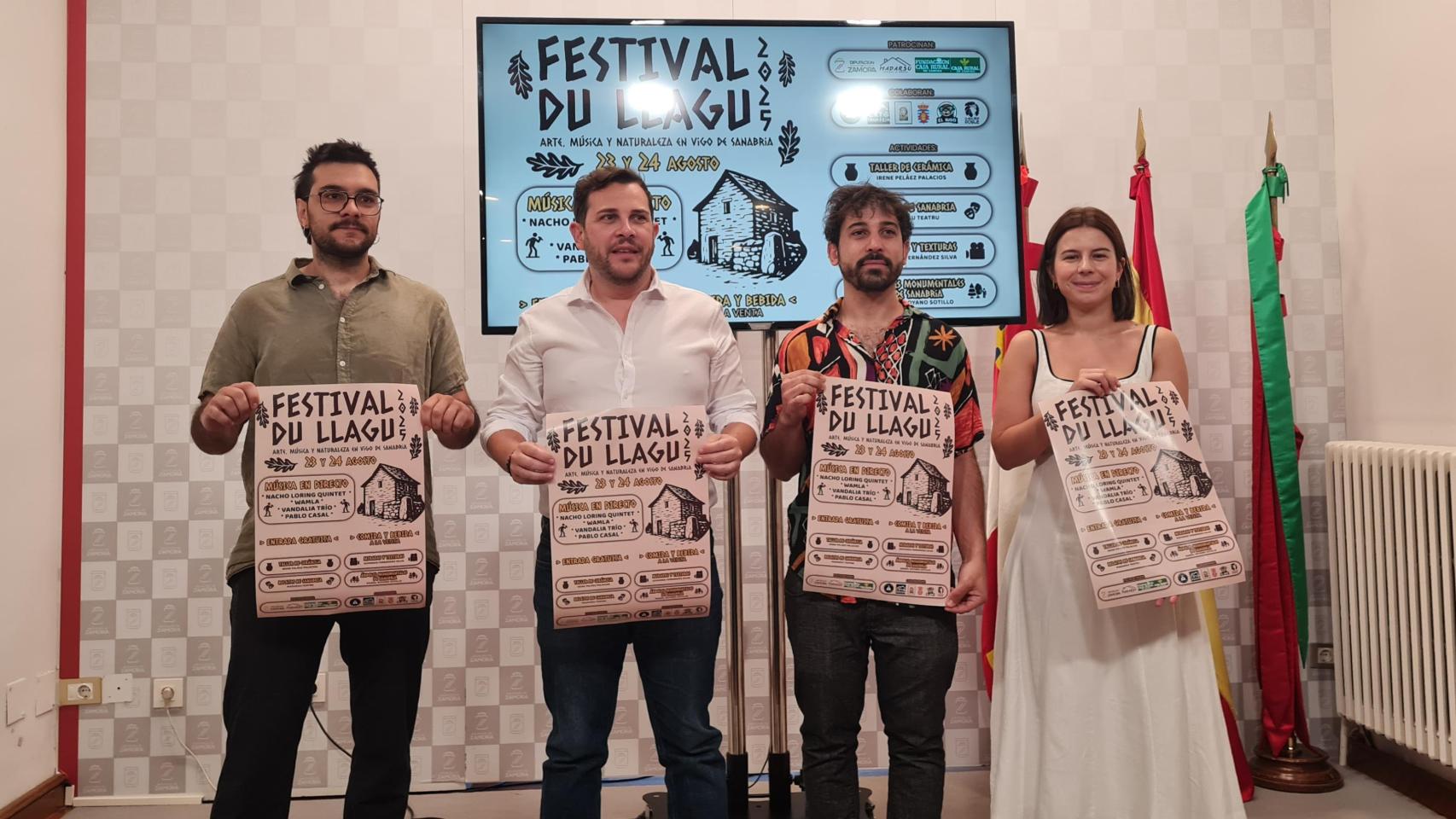 Los representantes de la asociación organizadora, Pablo Estébanez y Carlos Villarino; el presidente en funciones y responsable de Educación, Cultura y Turismo de la Diputación, Víctor López de la Parte; y la representante de la Fundación Caja Rural, Laura Huertos durante la presentación del Festival Du Llagu