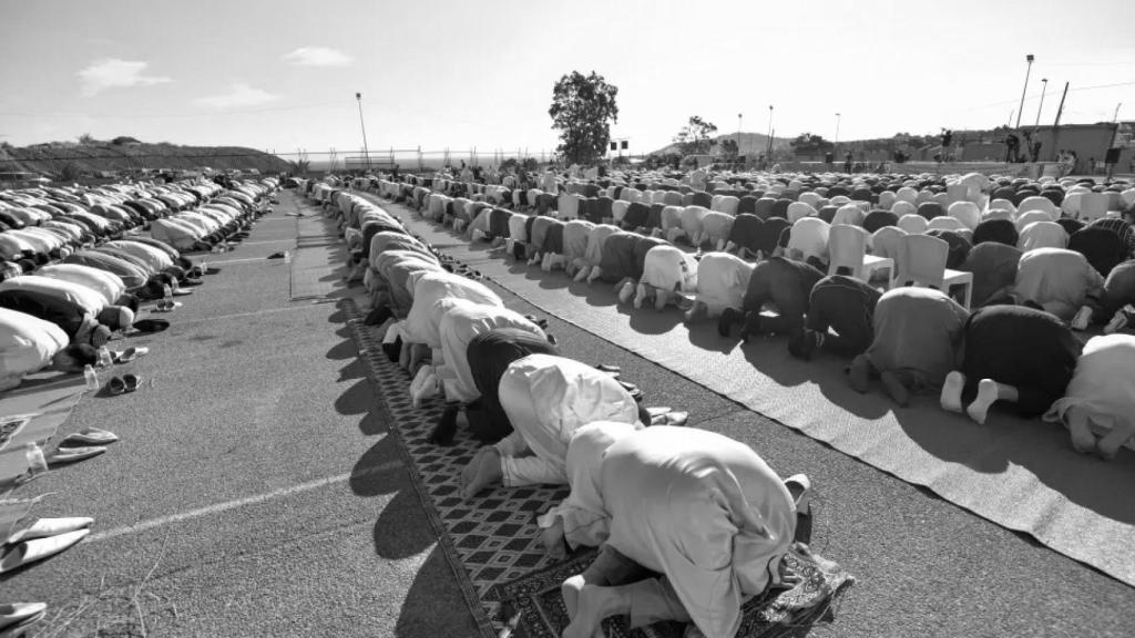 Rezo multitudinario de fin de ramadán en Ceuta.