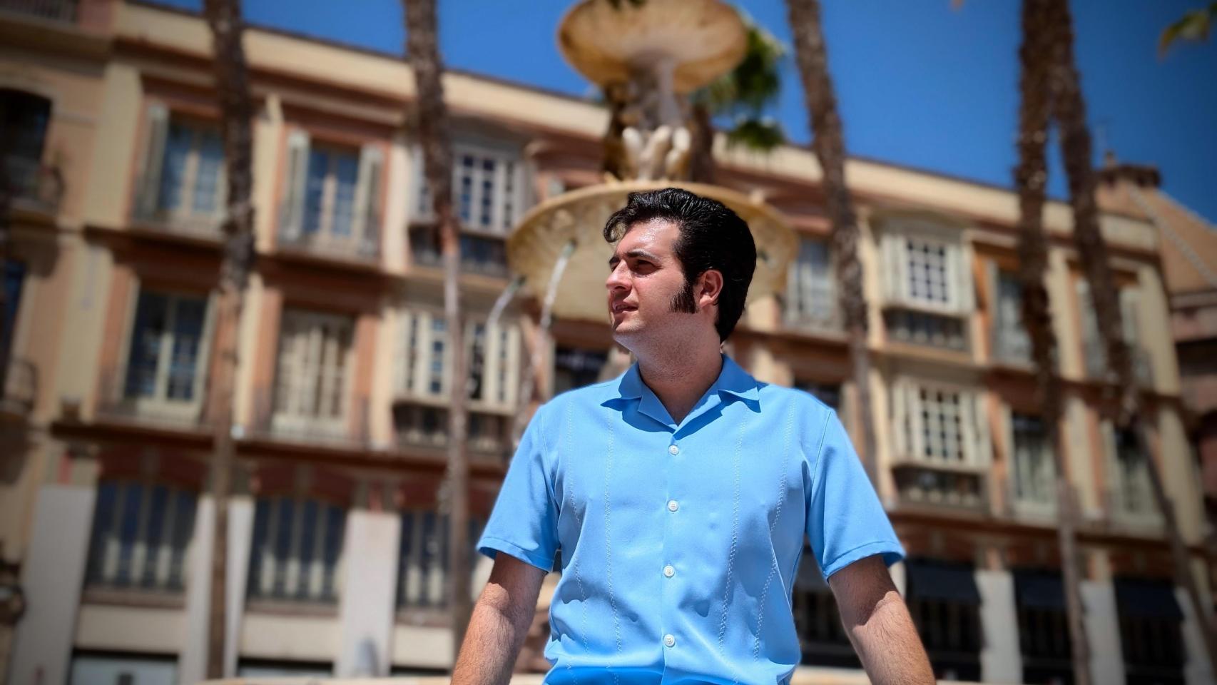El Elvis malagueño posa a cámara en la plaza de la Constitución.
