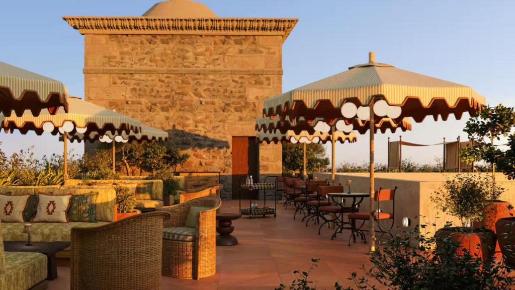 Fernando Palazuelo contraerá matrimonio con la actriz peruana Micaela Belmont en el palacio de Godoy, del siglo XVI, reconvertido ahora en un hotel de lujo.