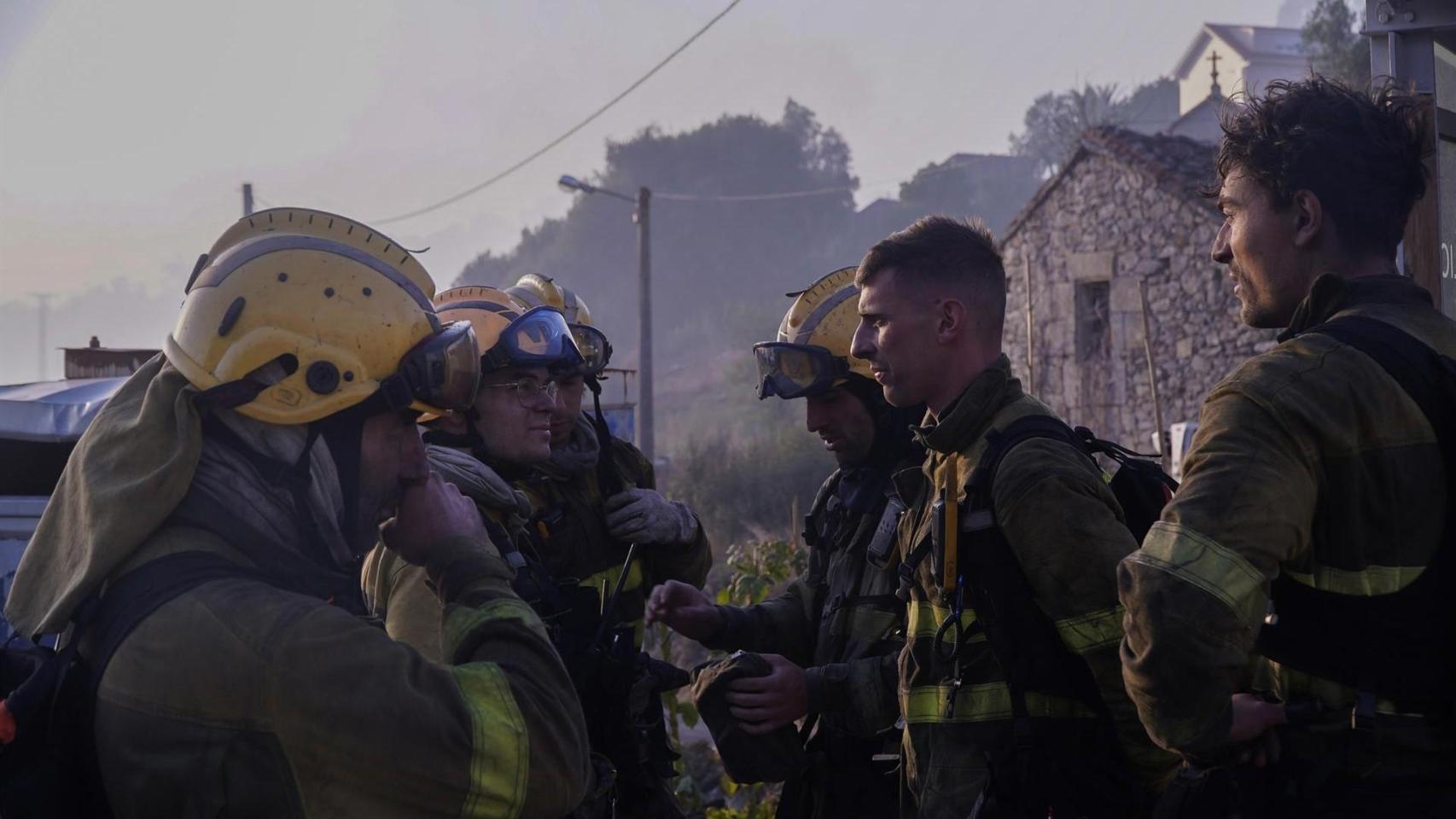 Varios bomberos, a 5 de agosto de 2025, en Ponteceso, A Coruña.