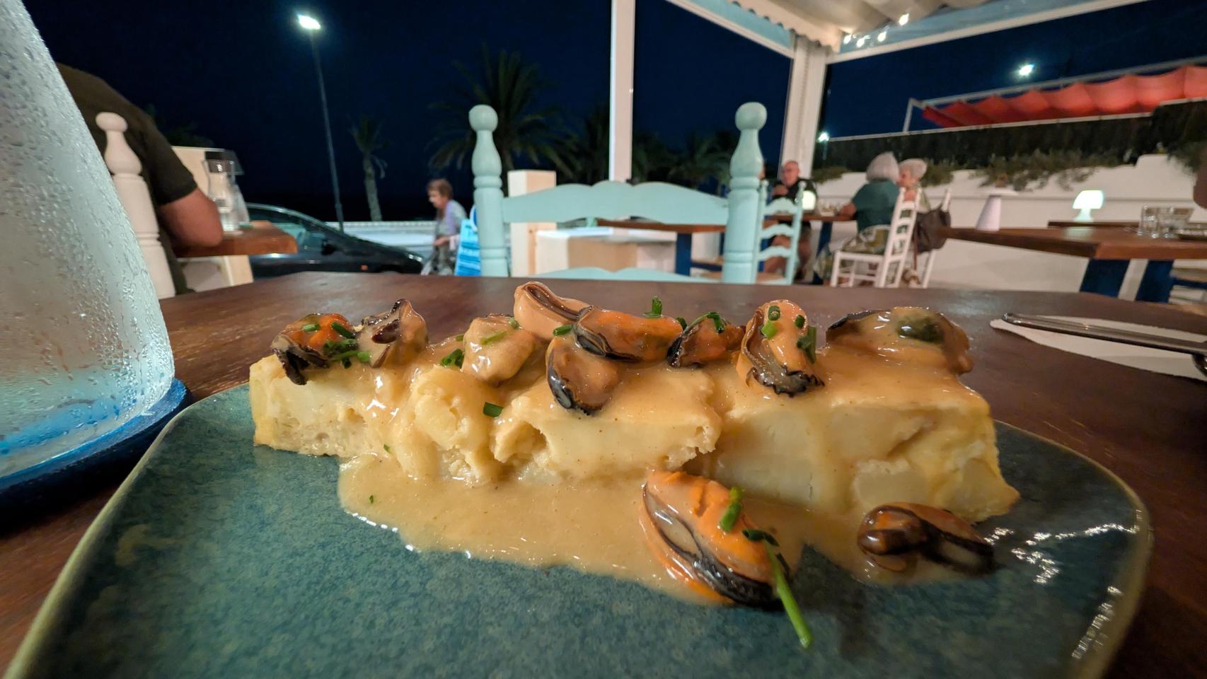 La tortilla de patata y mejillones en escabeche es una de las tapas estrella de Pian.