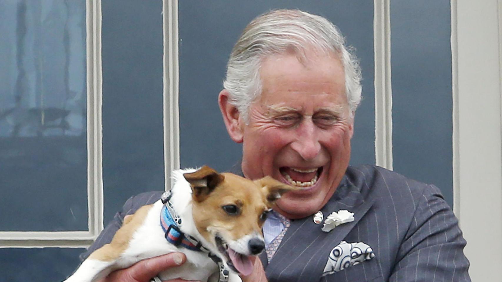 El rey Carlos III, al igual que su madre, la reina Isabel II, es un amante de los animales.