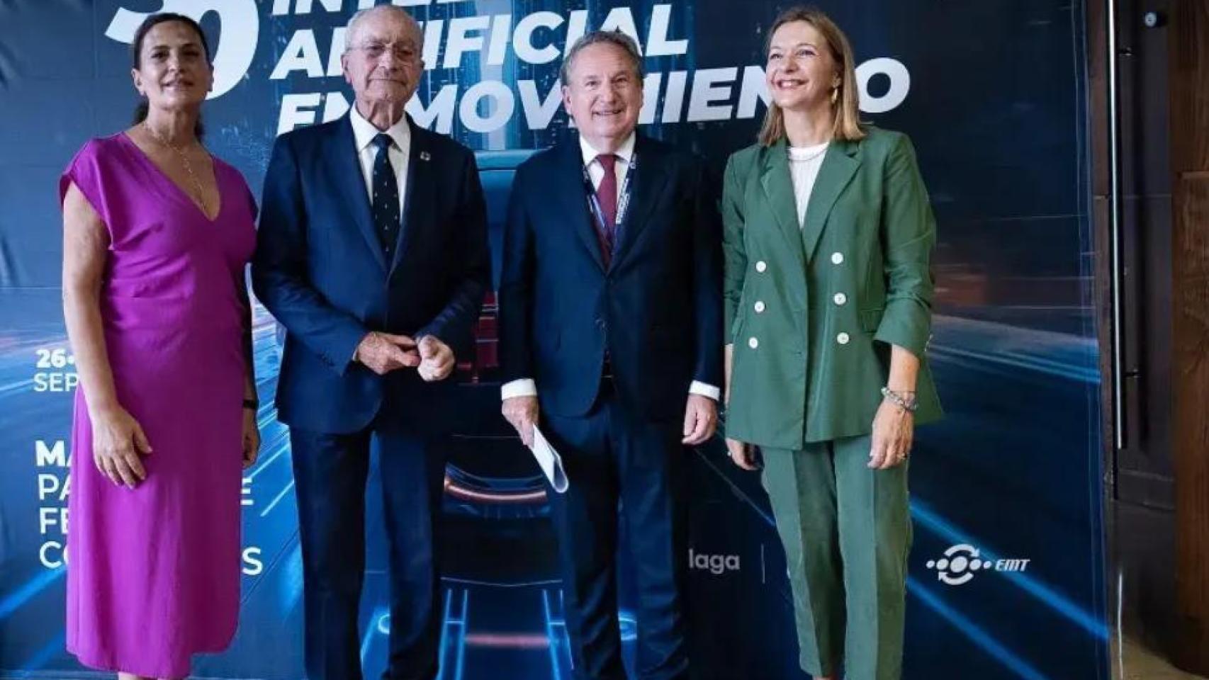 Imagen de archivo de Francisco de la Torre junto a Miguel Ruiz, gerente de la EMT y consejero de Smassa.