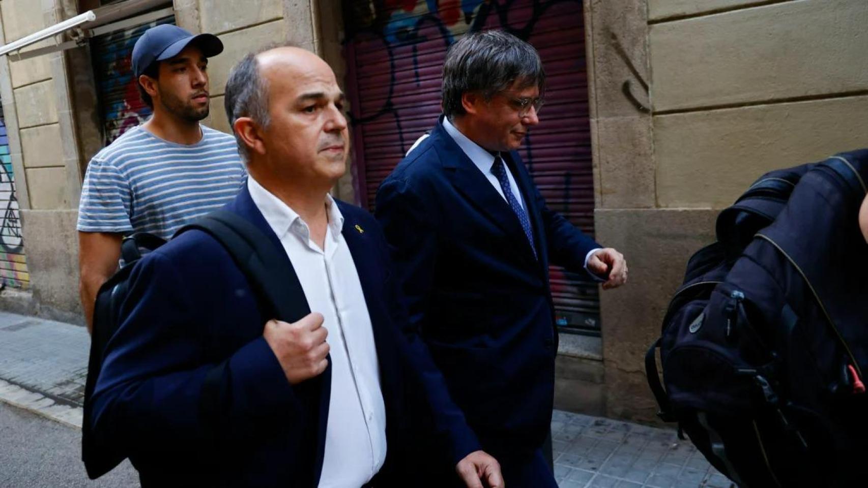 El expresidente de la Generalitat Carles Puigdemont camina junto a Jordi Turull hacia el paseo Lluís Companys de Barcelona, el 8 de agosto de 2024.