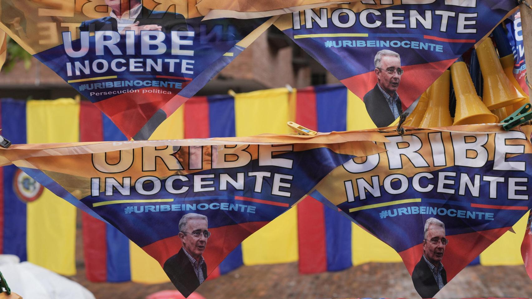 Simpatizantes del expresidente Uribe portan pancartas en las proclaman su inocencia.