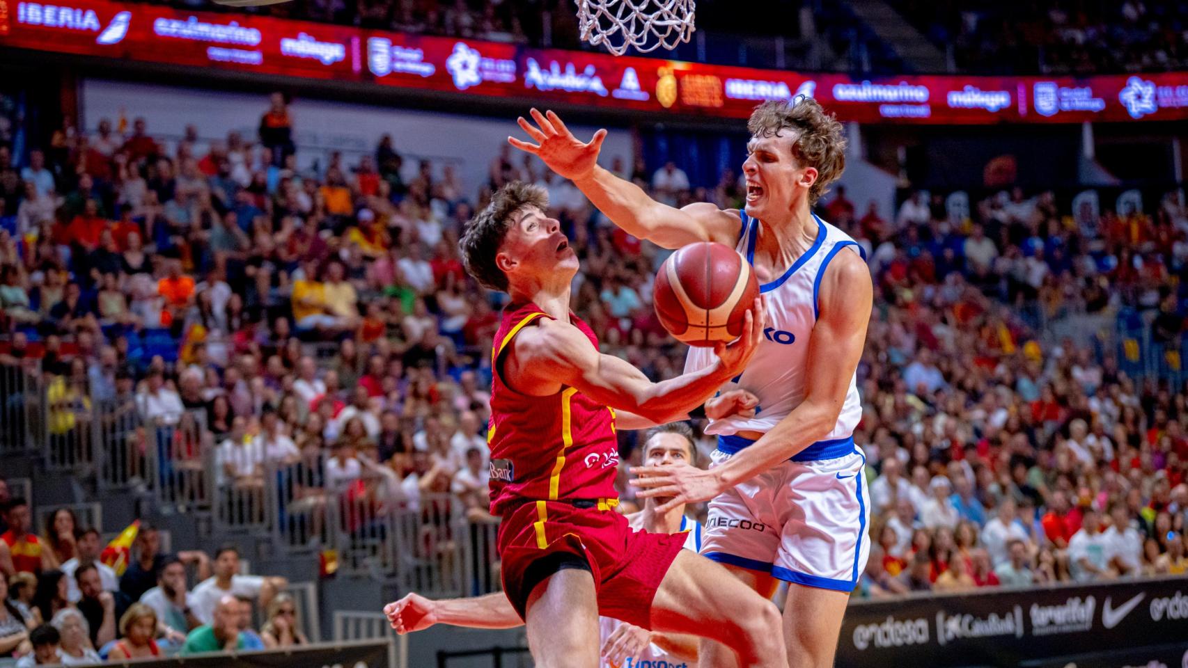 Mario Saint-Supéry durante el España-República Checa jugado en Málaga