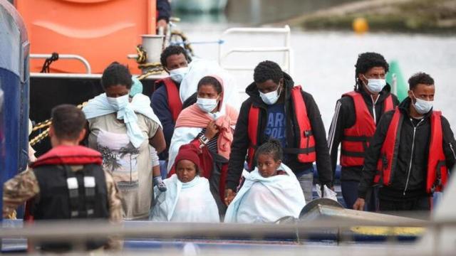 Migrantes son escoltados tras ser rescatados mientras intentaban cruzar el Canal de la Mancha.