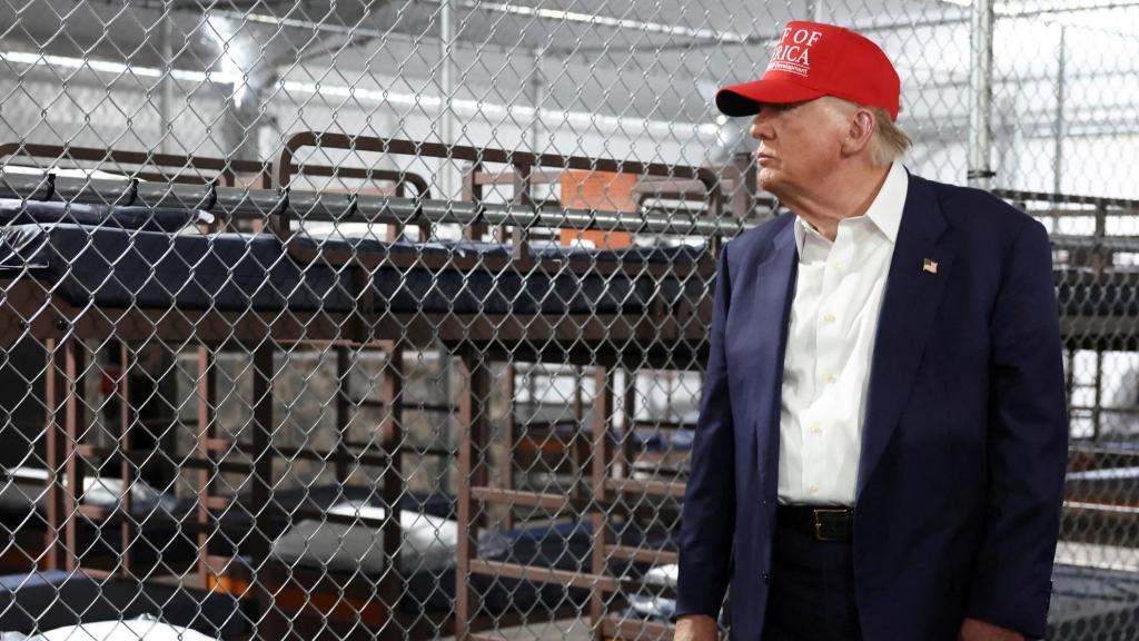 Donald Trump durante una visita al 'Alligator Alcatraz' de Florida.