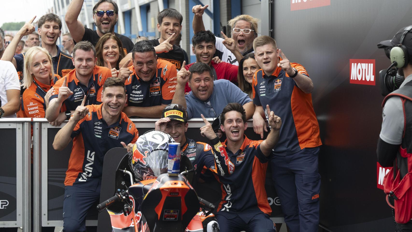 José Antonio Rueda junto a su familia y su equipo