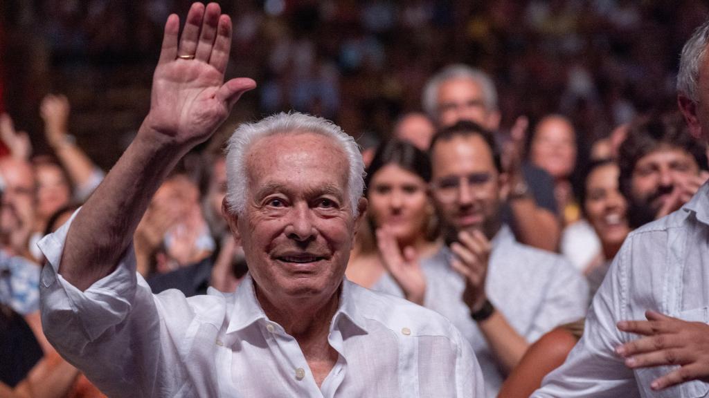 Curro Romero saluda en un concierto de Sabina en el profesor de Sevilla.
