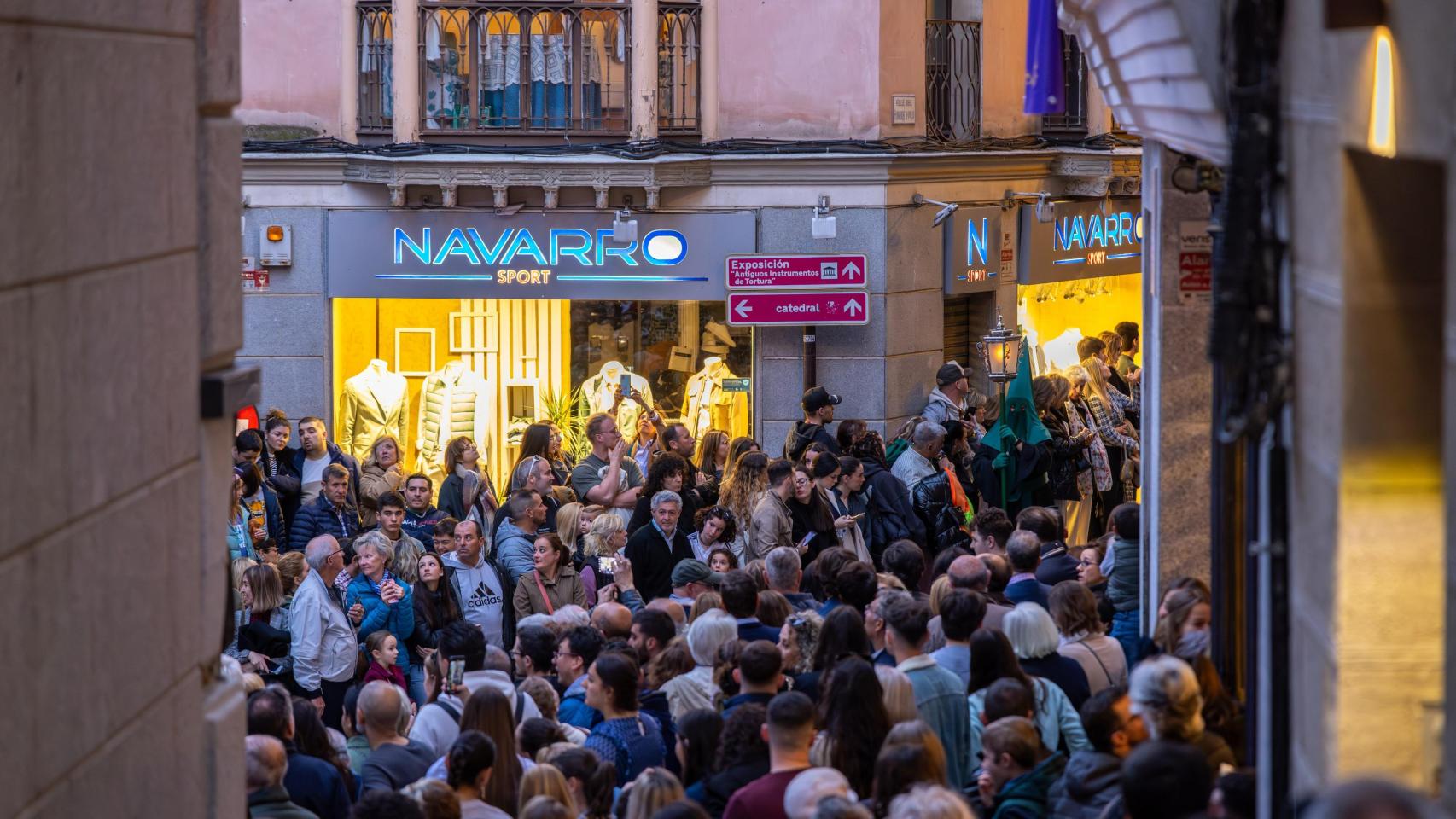 Imagen de una multitud en el centro de Toledo.