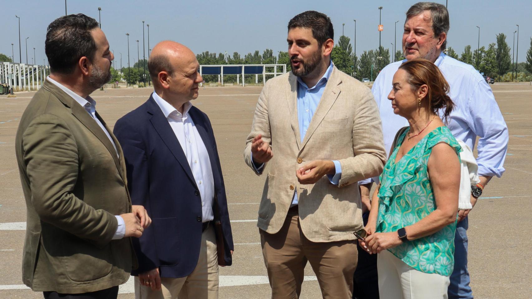 Los diputados de Vox, en el Parking Sur de Zaragoza, donde se celebra la 'Fiesta del Cordero'.