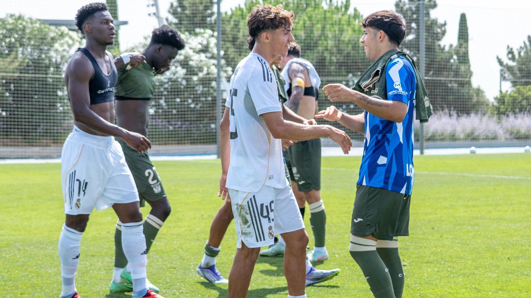 Jugadores del Real Madrid y Leganés al finalizar el 'partido de entrenamiento'.