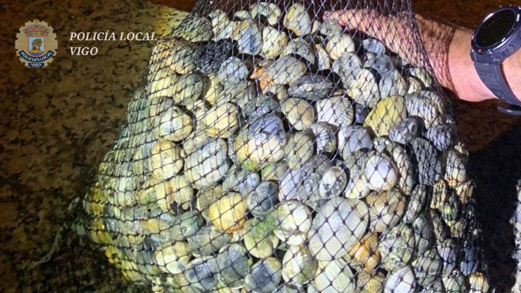 Furtivismo en Vigo: cuatro mariscadoras interceptadas con más de nueve kilos de almejas y berberechos
