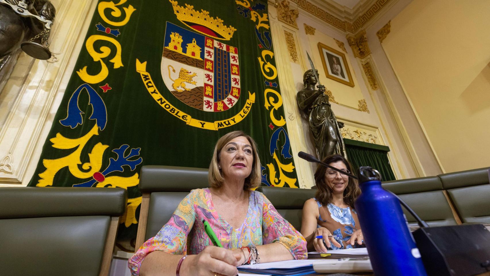 La alcaldesa de Jumilla, Seve González (c), este viernes en el pleno del Ayuntamiento.