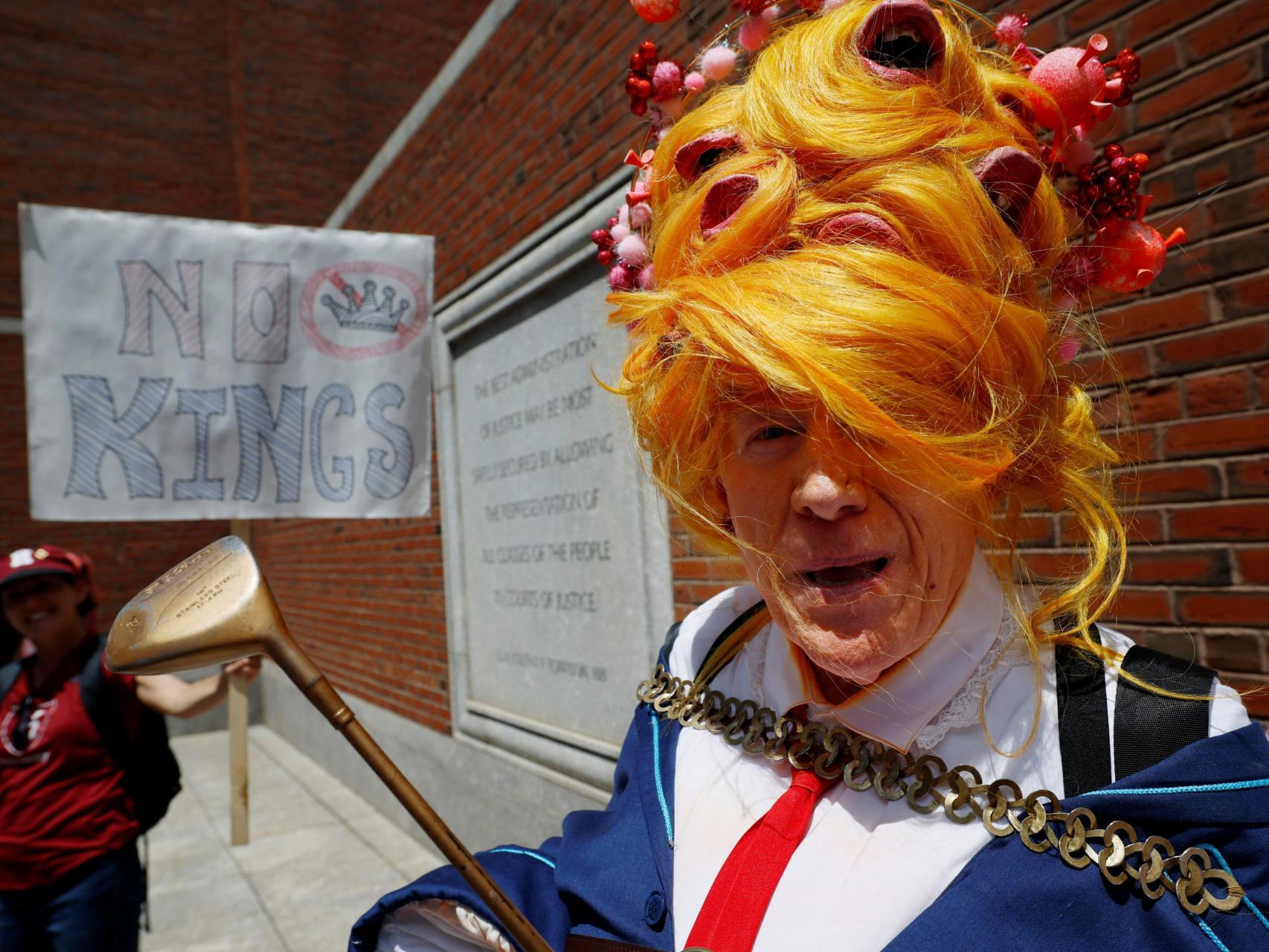 David Prum parodia al presidente estadounidense Donald Trump en apoyo de Harvard.