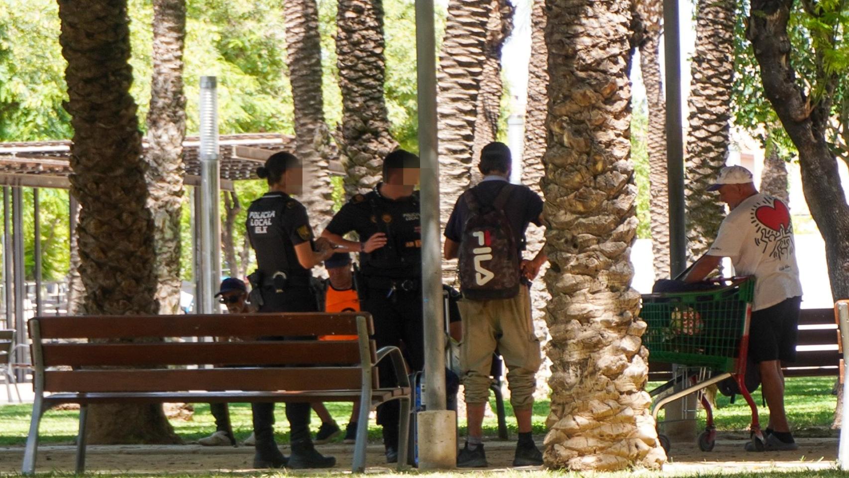 Una patrulla de la Policía Local de Elche identifica a unos hombres en el parque 1 de Mayo.