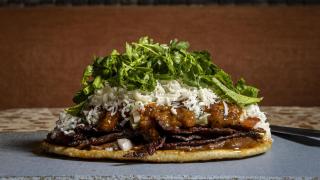 Huarache, el desconocido platillo mexicano que tiene nombre de zapato y es un remedio para la resaca