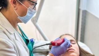 La Dra. Soria te quita la adicción al tabaco con su rayo láser en solo una sesión y sin dolor: "No tiene gracia joderte la vida"