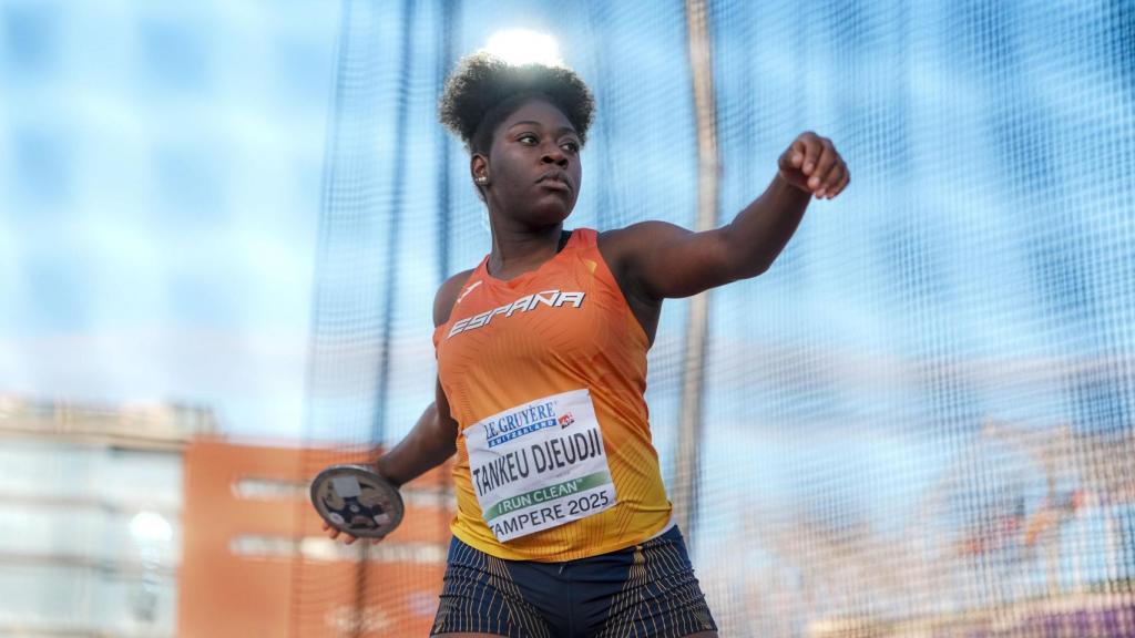 La discóbola Andrea Tankeu, durante la prueba de este viernes en Tampere (Finlandia).