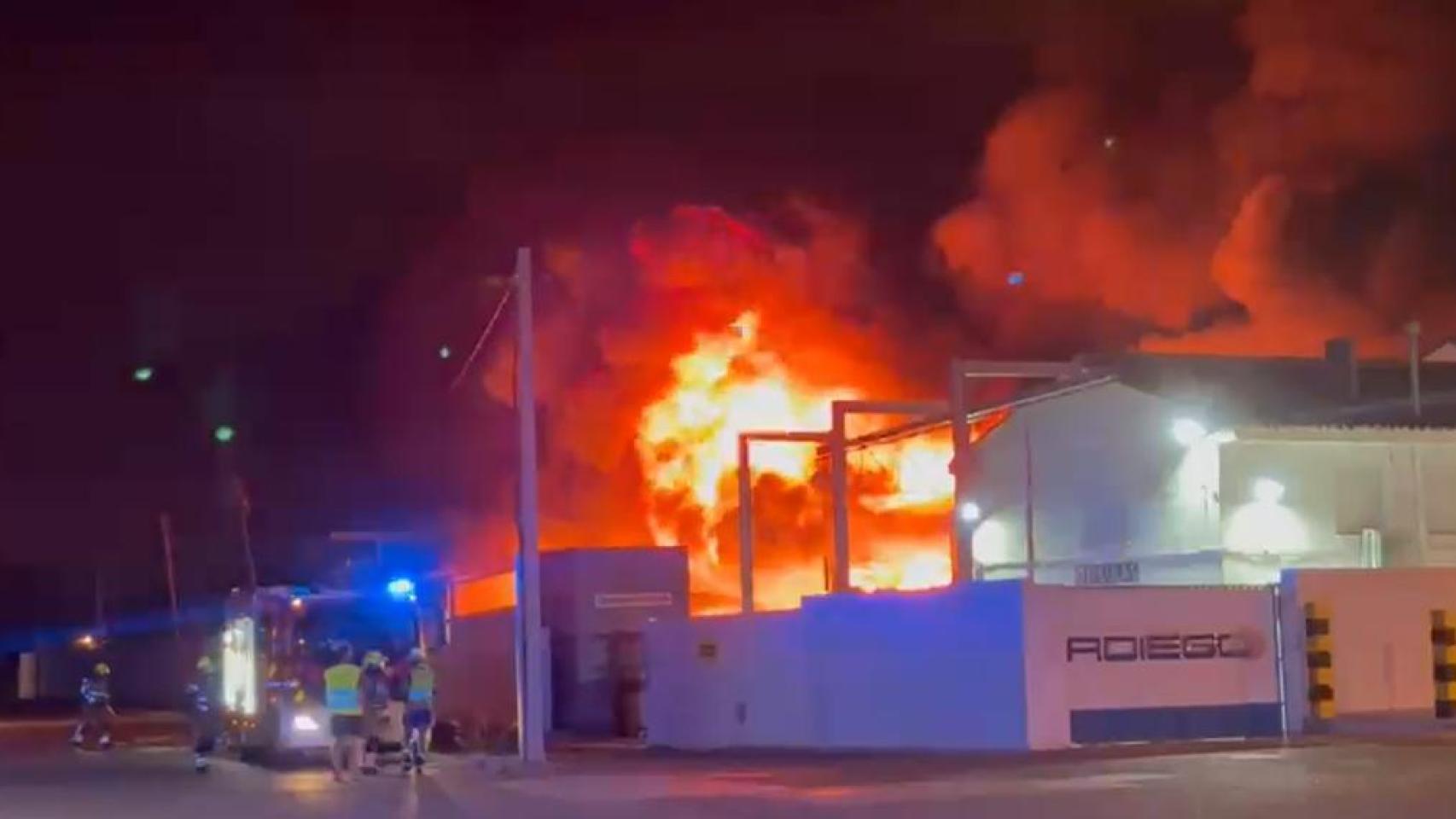 El incendio, este sábado en La Cartuja.