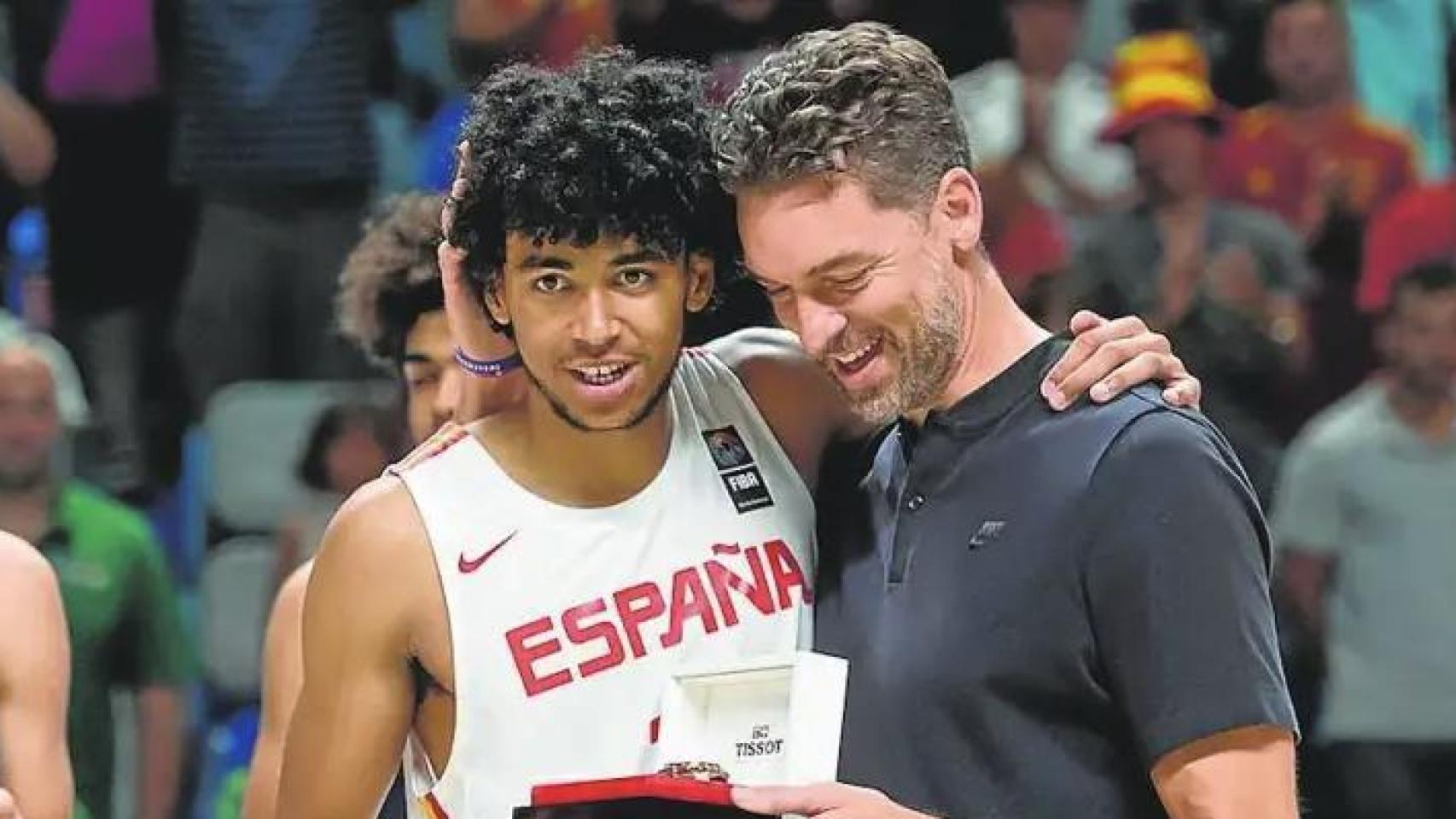 Izan Almansa, junto a Pau Gasol