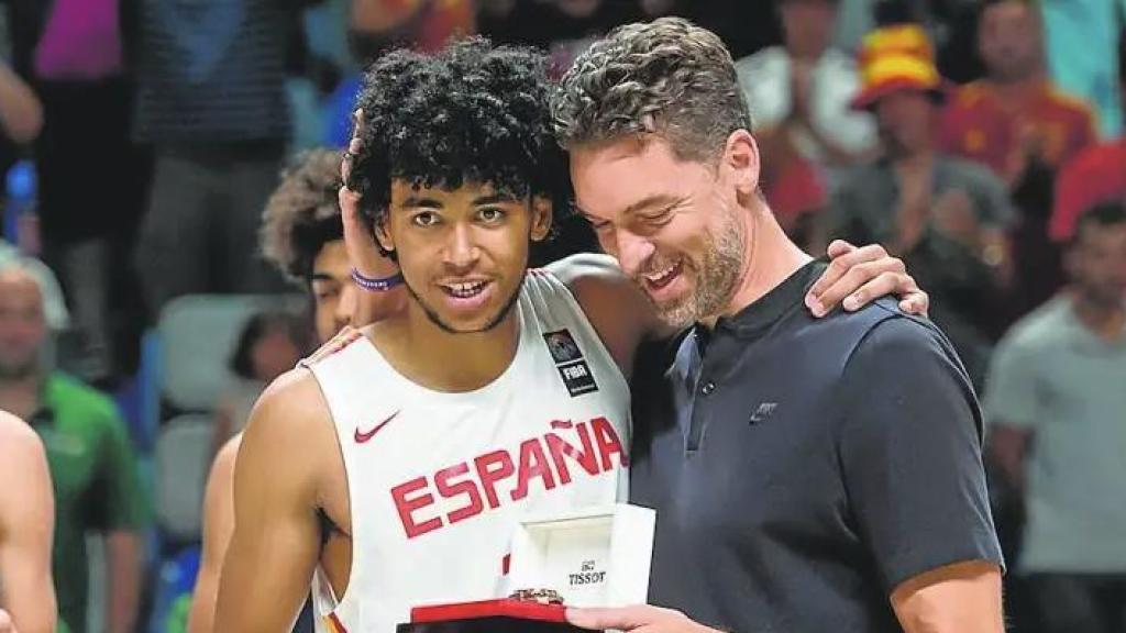 Izan Almansa, next to Pau Gasol