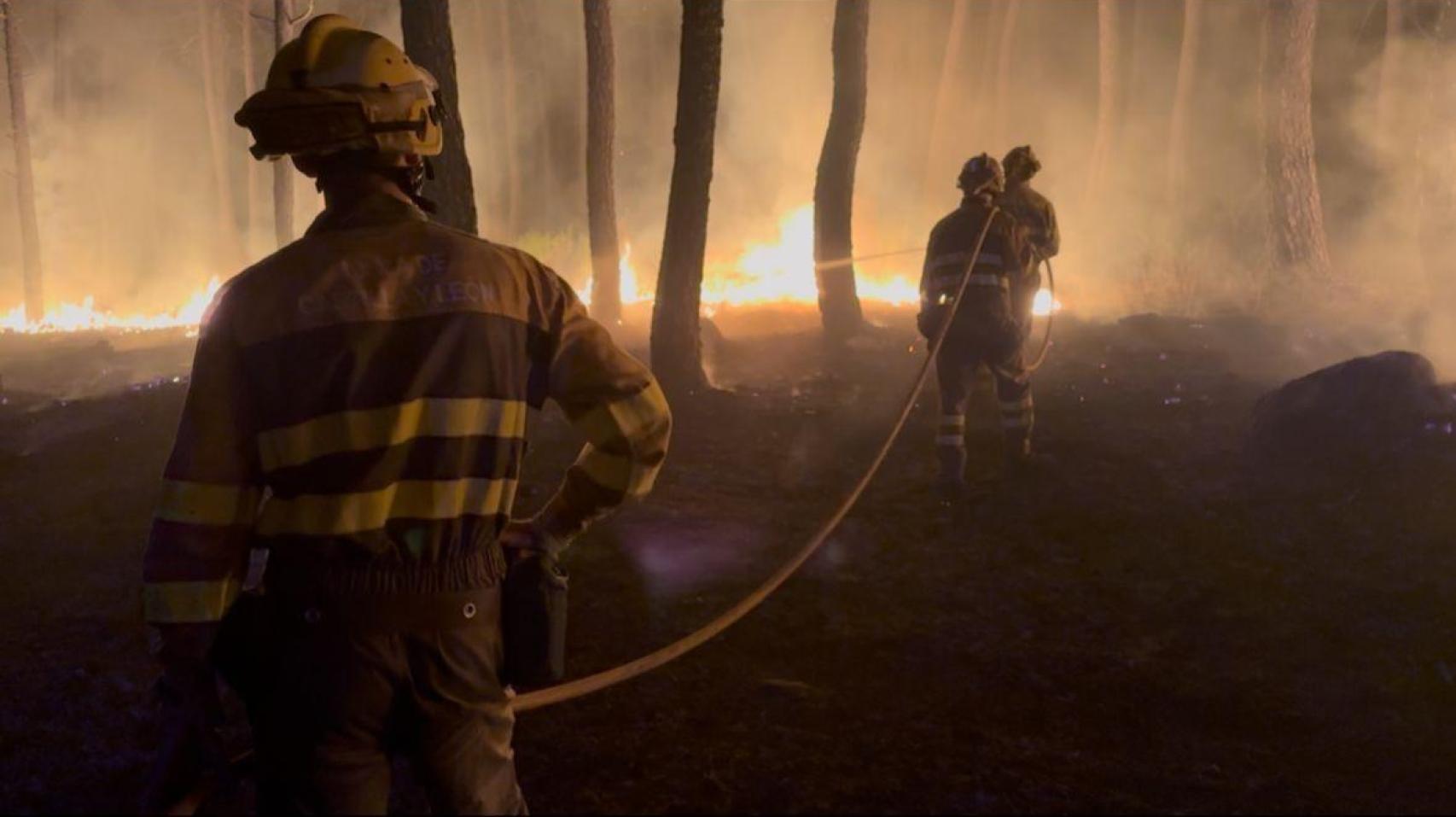 Bomberos forestales trabajan esta madrugada sobre las llamas en San Bartolomé de Pinares