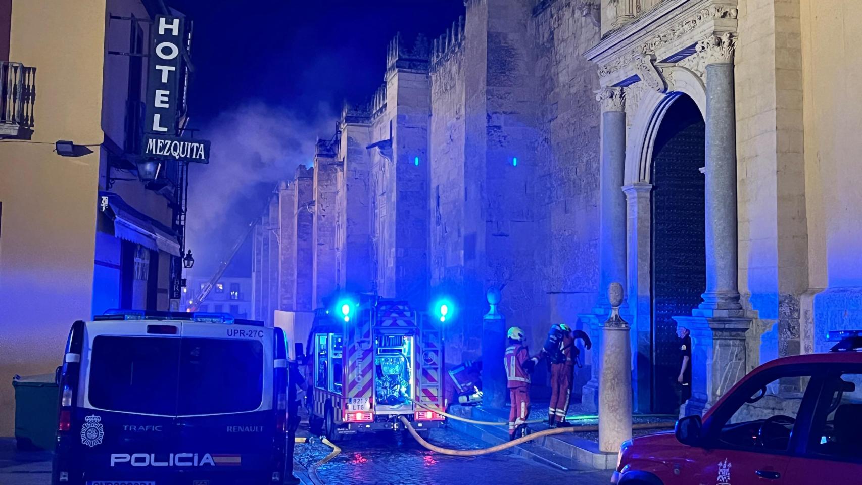 Imagen del incendio de la Mezquita-Catedral de Córdoba.
