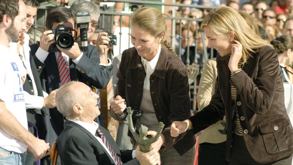 Paco Fernández Ochoa, con las infantas Elena y Cristina, en la inauguración de la escultura erigida en su honor en su pueblo natal, Cercedilla.