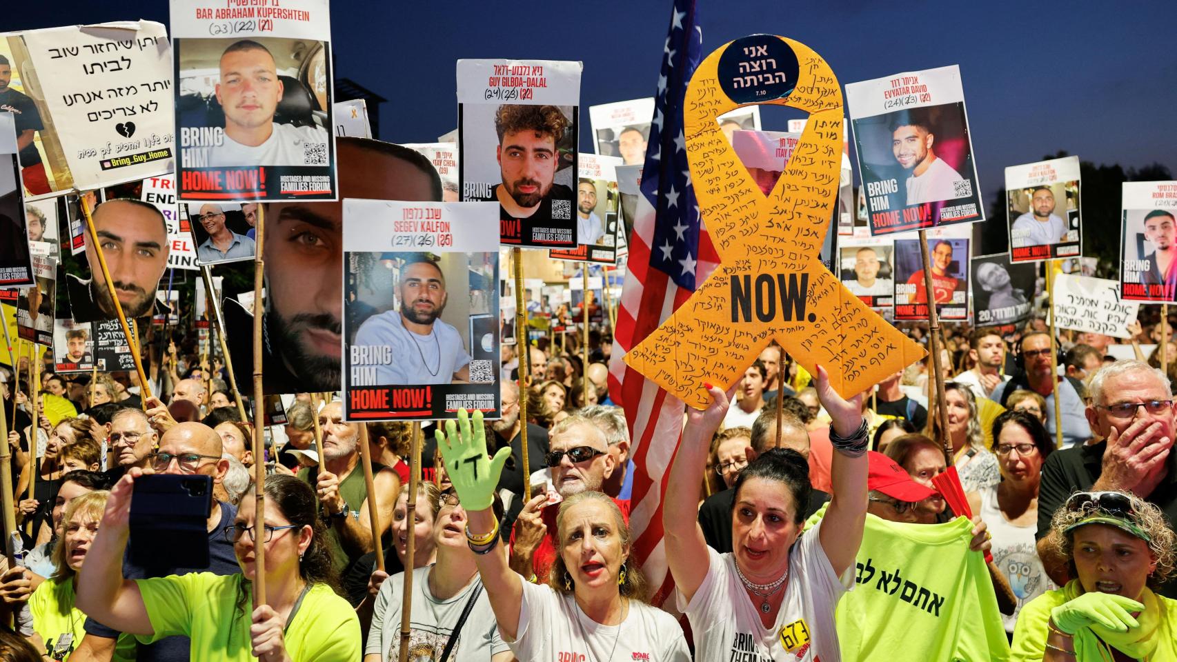 Manifestantes en Tel Aviv protestan exigiendo la liberación inmediata de los rehenes secuestrados.