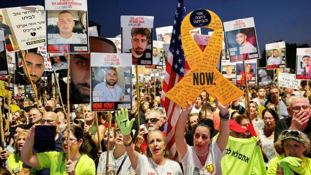 Manifestantes en Tel Aviv protestan exigiendo la liberación inmediata de los rehenes secuestrados.