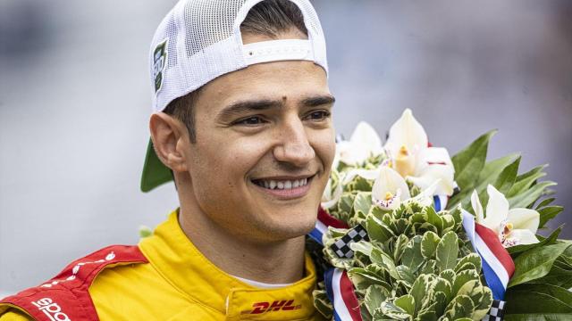 Álex Palou celebra la victoria en las 500 Millas de Indianápolis.