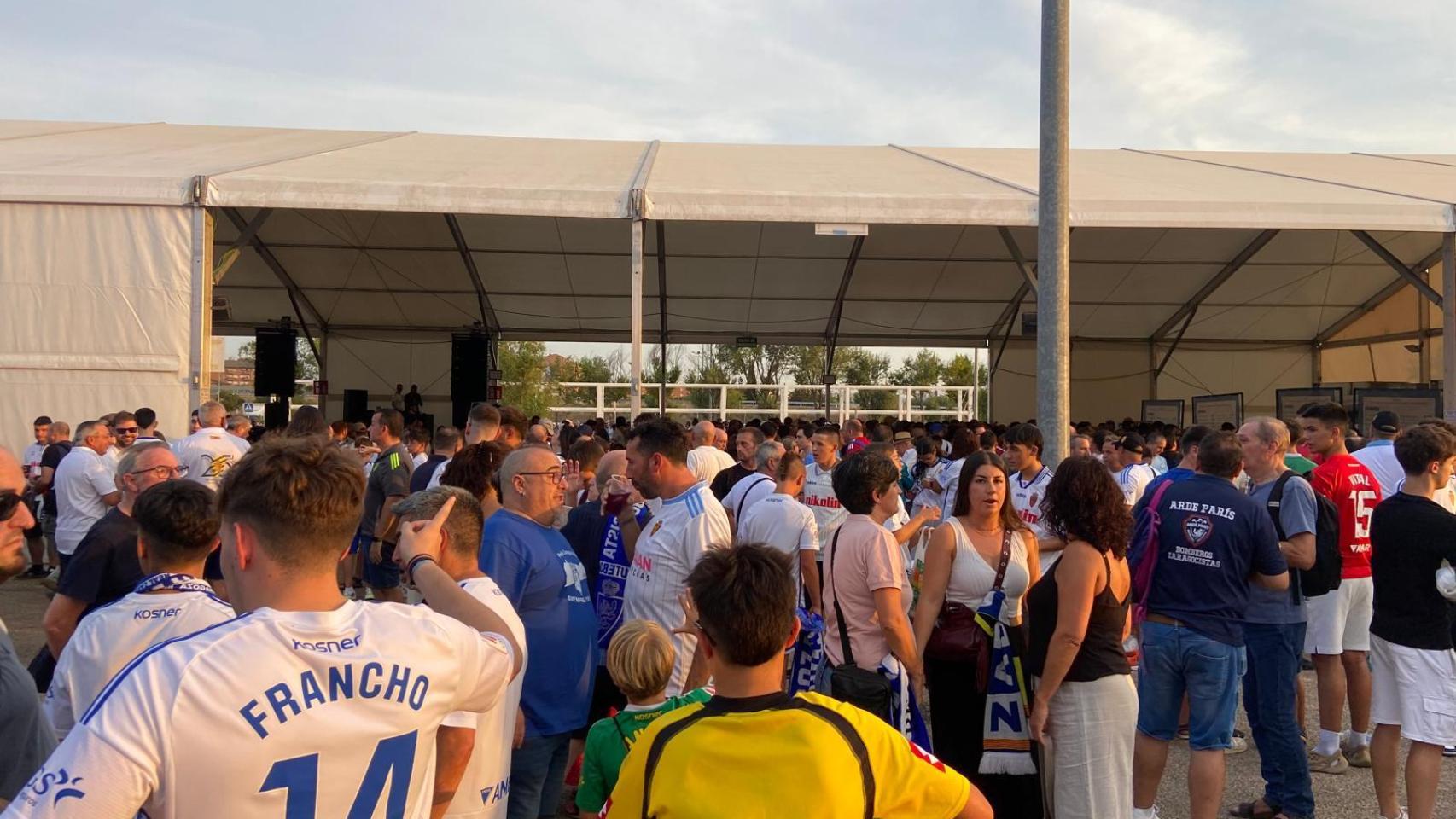 Zaragocistas en la Fan Zone.