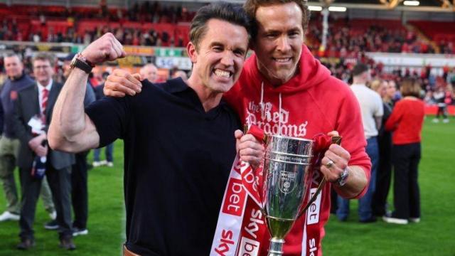 Los actores y propietarios del Wrexham, Rob McElhenney (izquierda) y Ryan Reynolds (derecha), celebran el ascenso del Wrexham