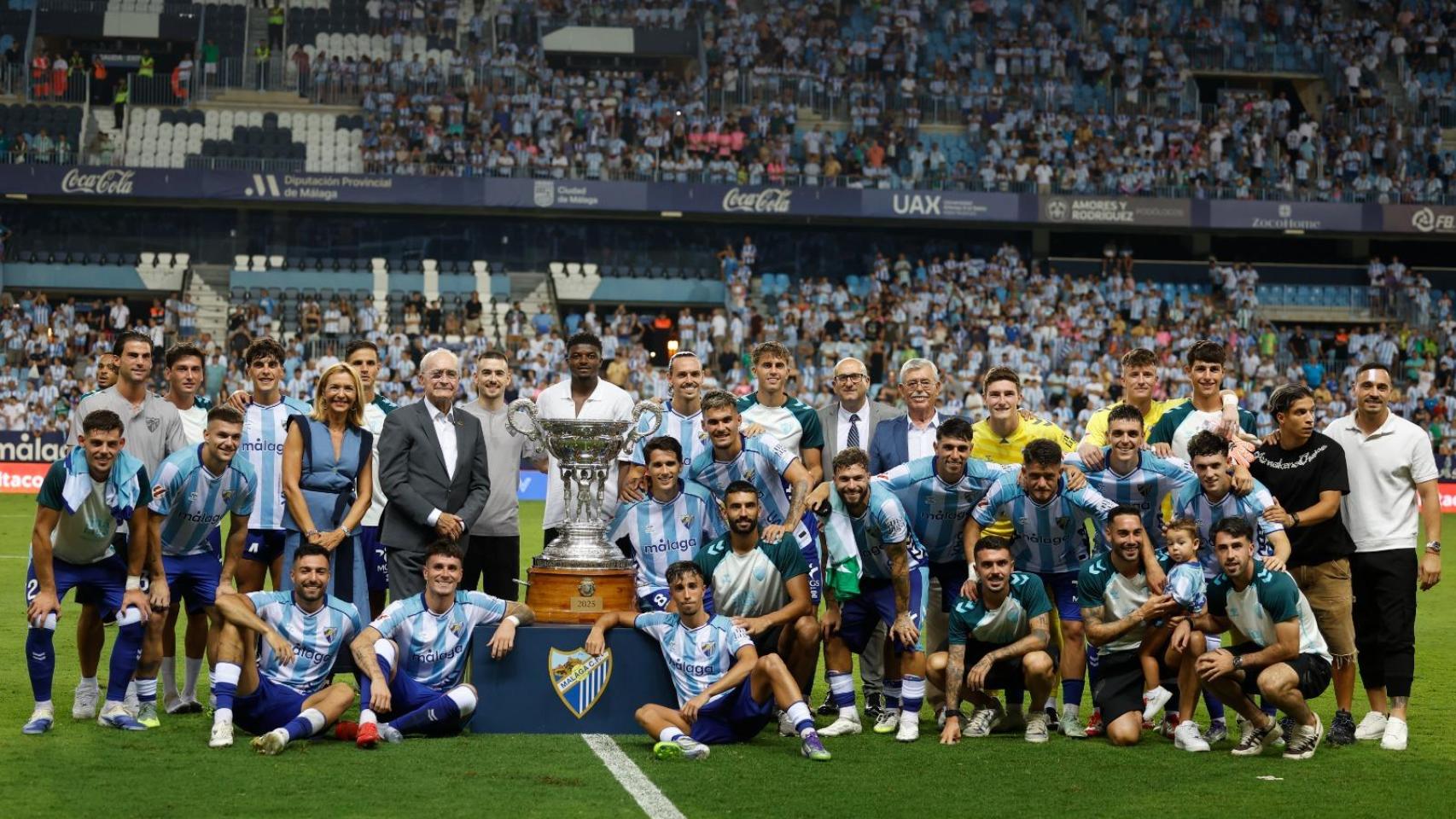La plantilla del Málaga CF con el XXXV Trofeo Costa del Sol