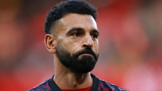 Salah, durante el calentamiento en el partido amistoso ante el Athletic.