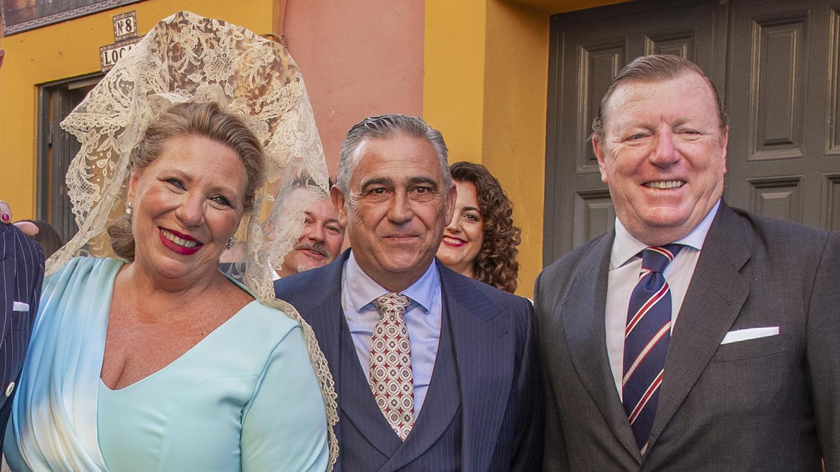 César Cadaval, con su hermana Maite y su cuñado, Alberto Fernández, tras cuyo fallecimiento ha escrito una bonita carta de despedida.