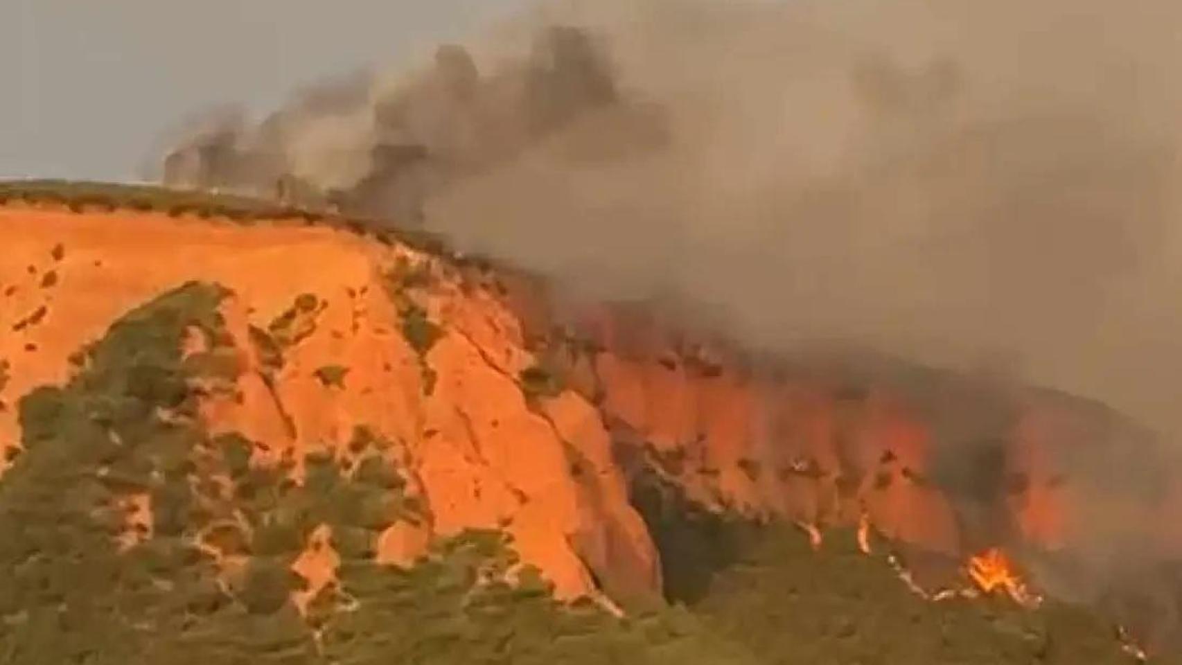 Fuego en el entorno de Las Médulas.