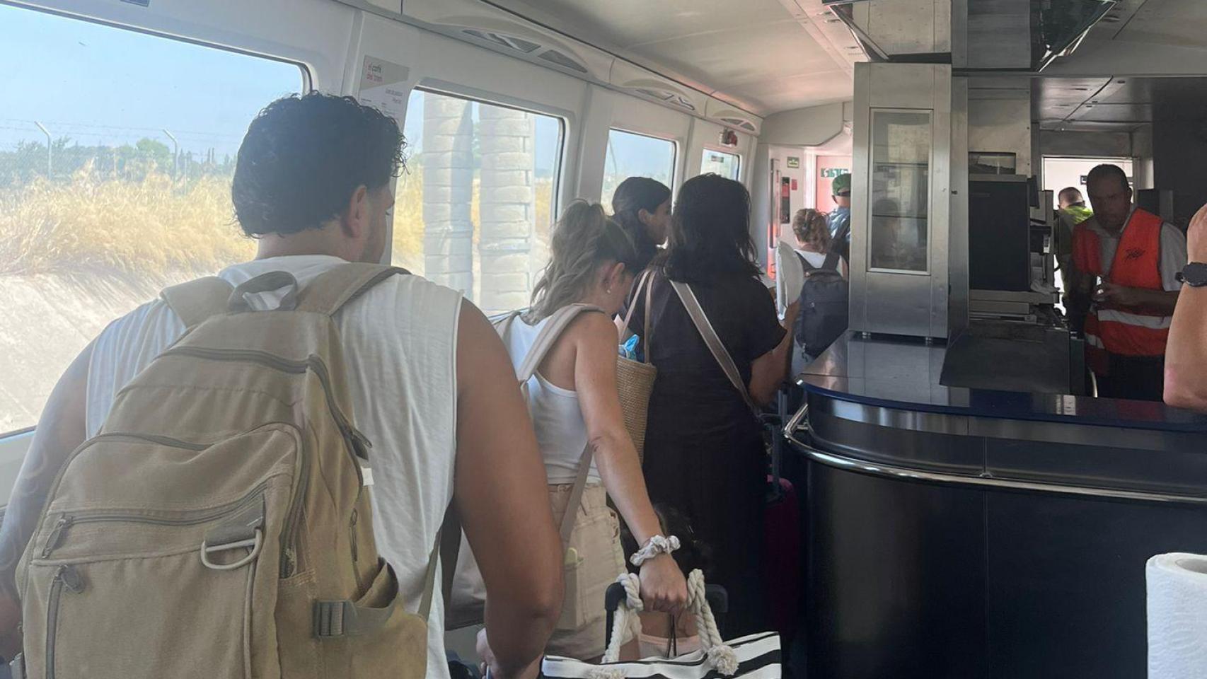 Pasajeros del tren que ha tenido que ser evacuado.