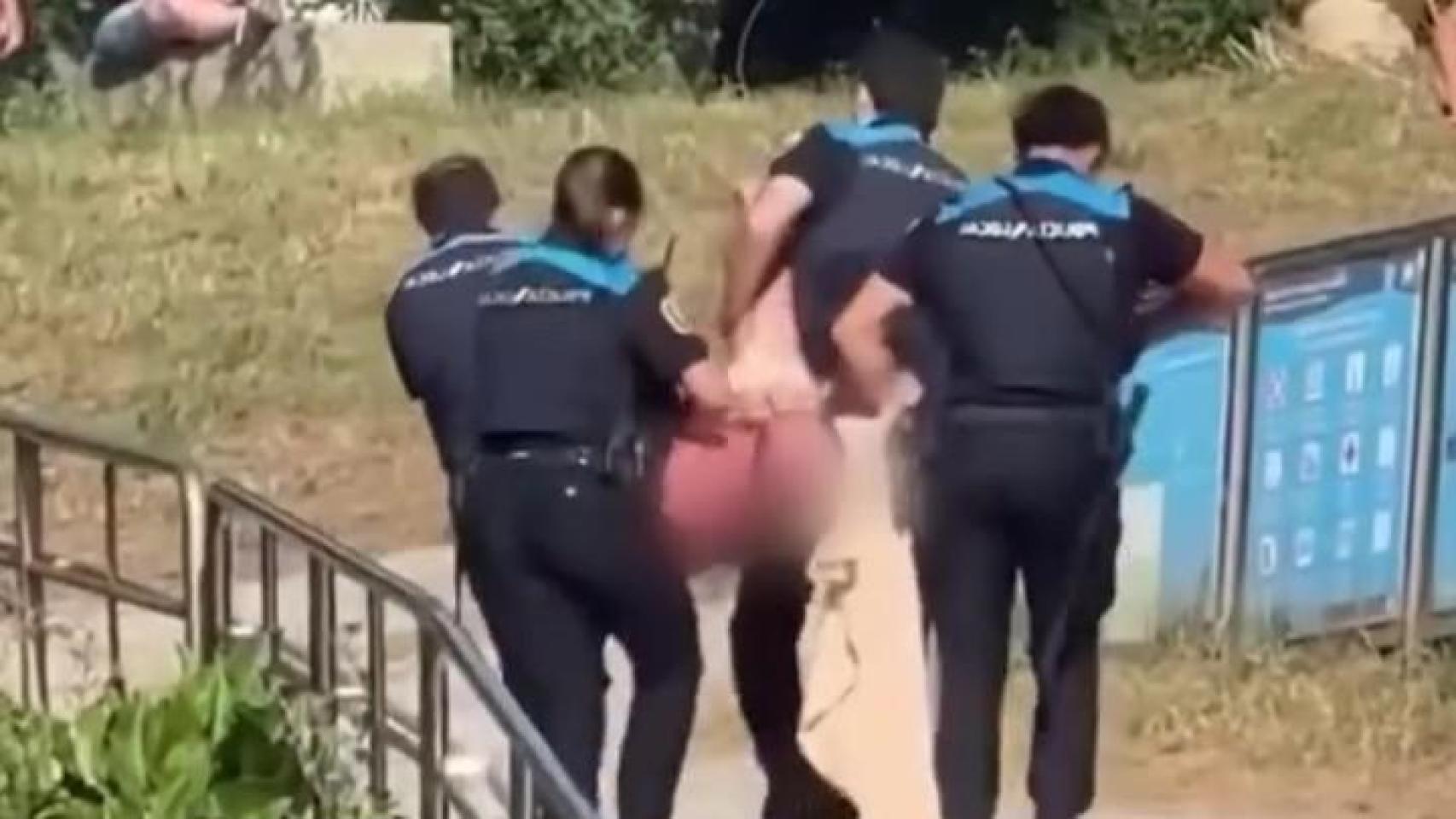 Detienen a un turista en A Coruña por pelearse con otro en la playa de Lapas