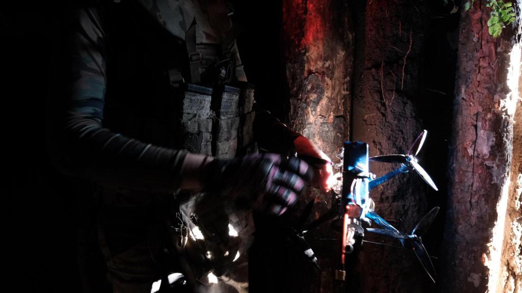 Un soldado ucraniano, en el interior de su trinchera, prepara un dron FPV para una misión de ataque en el frente de Toretsk (Donetsk)