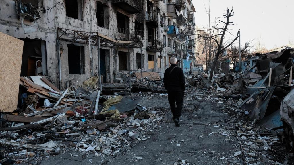 Una calle residencial de la ciudad de Dobropilliya (Donetsk) tras un bombardeo ruso que mató a 11 personas e hirió a otras 50