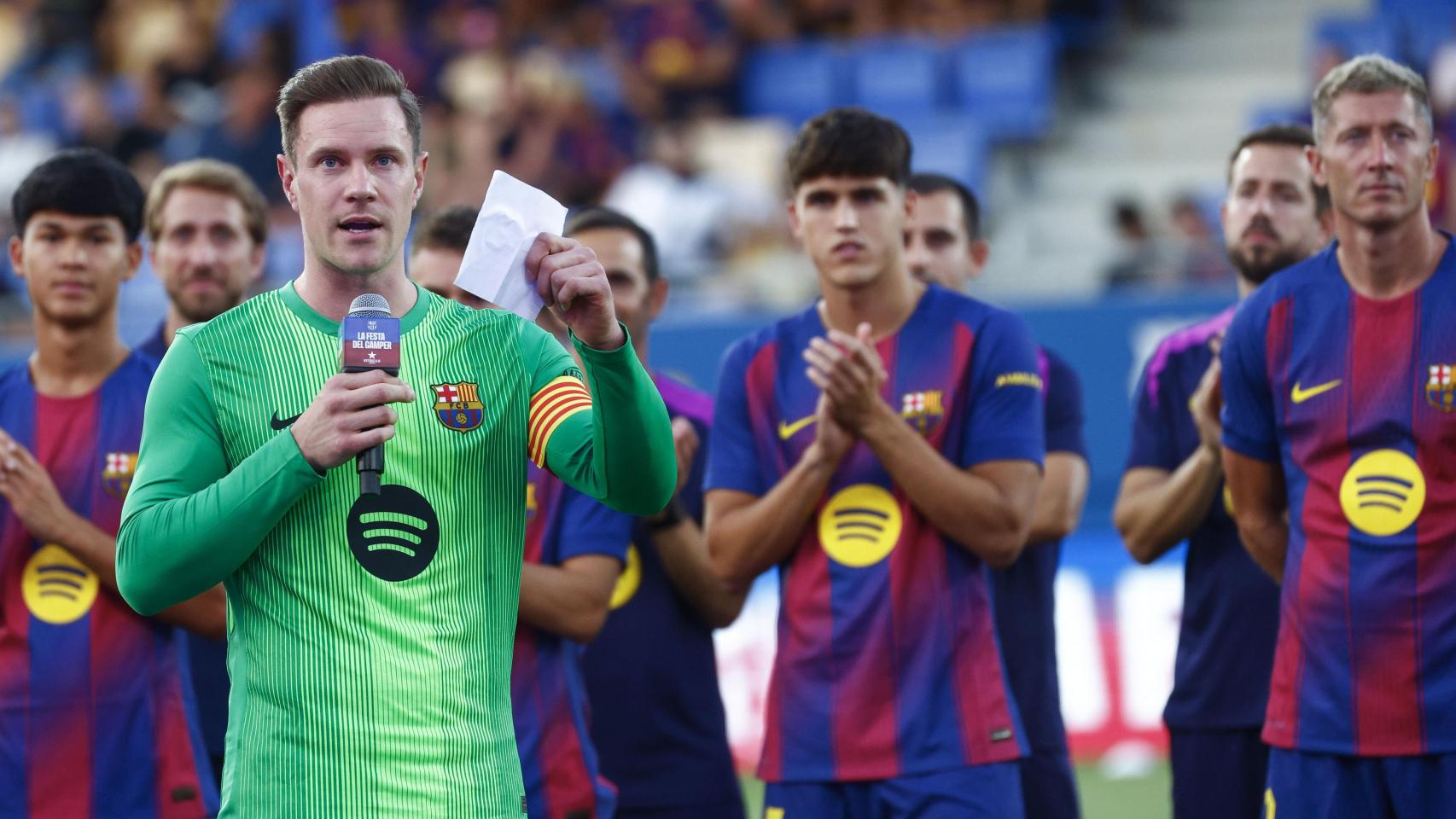 El capitán del Barça, Marc-André ter Stegen, durante su discurso previo al Trofeo Joan Gamper.