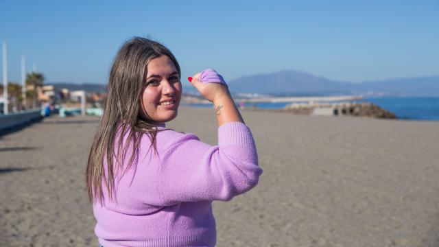 La psicóloga Yasmina Pérez posa en la playa de La Línea de la Concepción.