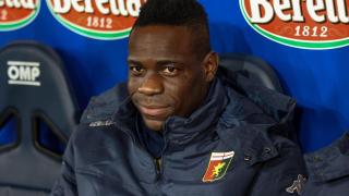 Mario Balotelli, en el banquillo durante el partido entre el Genoa y el Como.