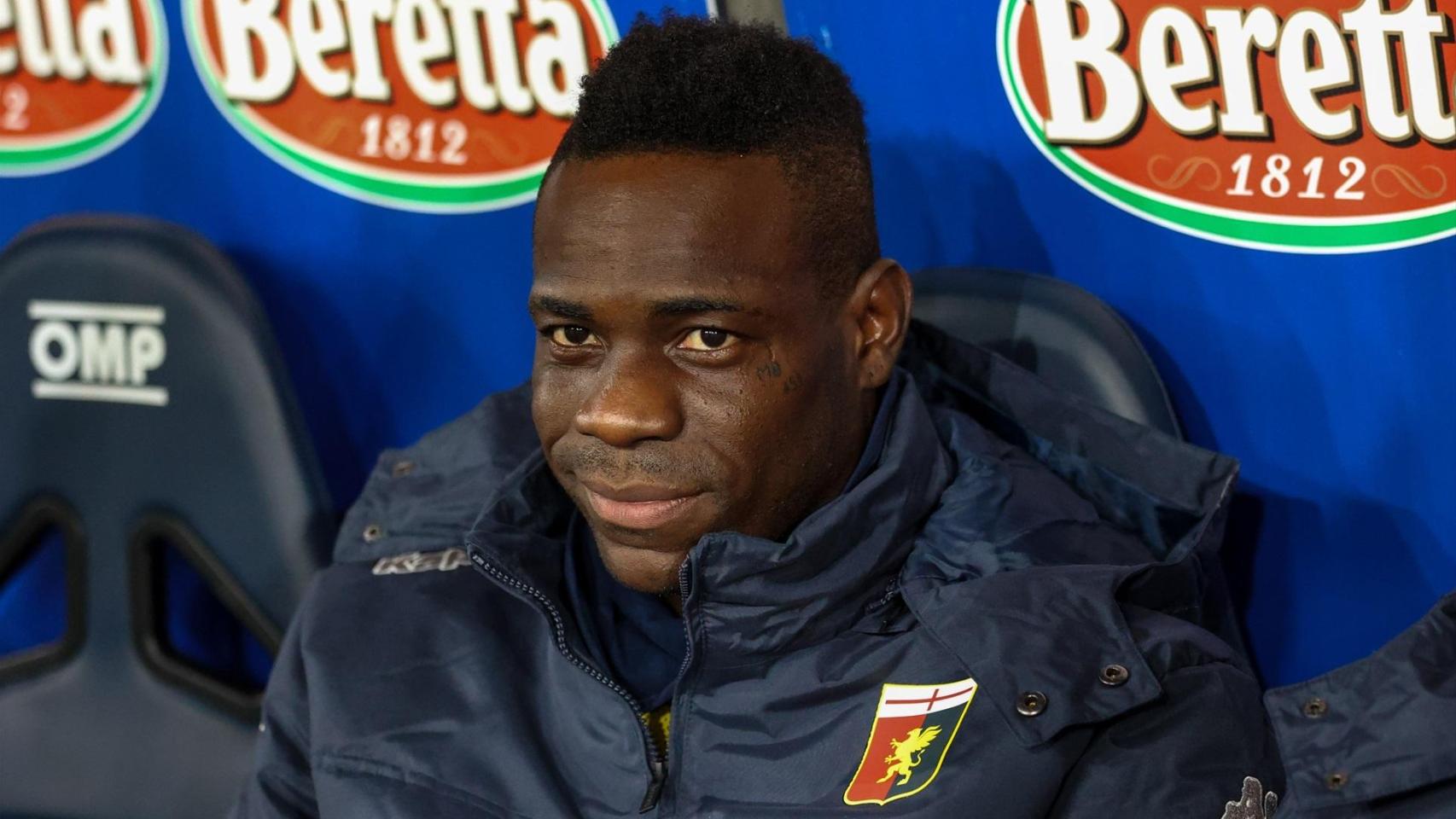 Mario Balotelli, en el banquillo durante el partido entre el Genoa y el Como.