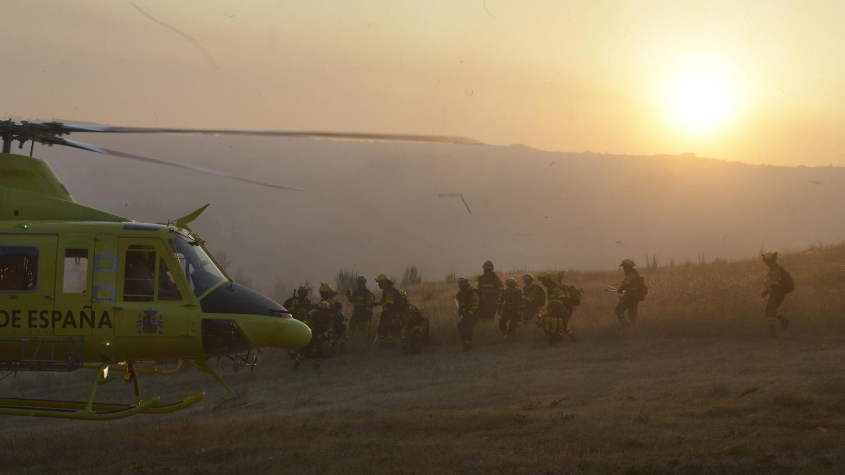Bomberos preparan el helicóptero para extinguir el incendio, a 2 de agosto de 2025, en Vilardevós, Ourense