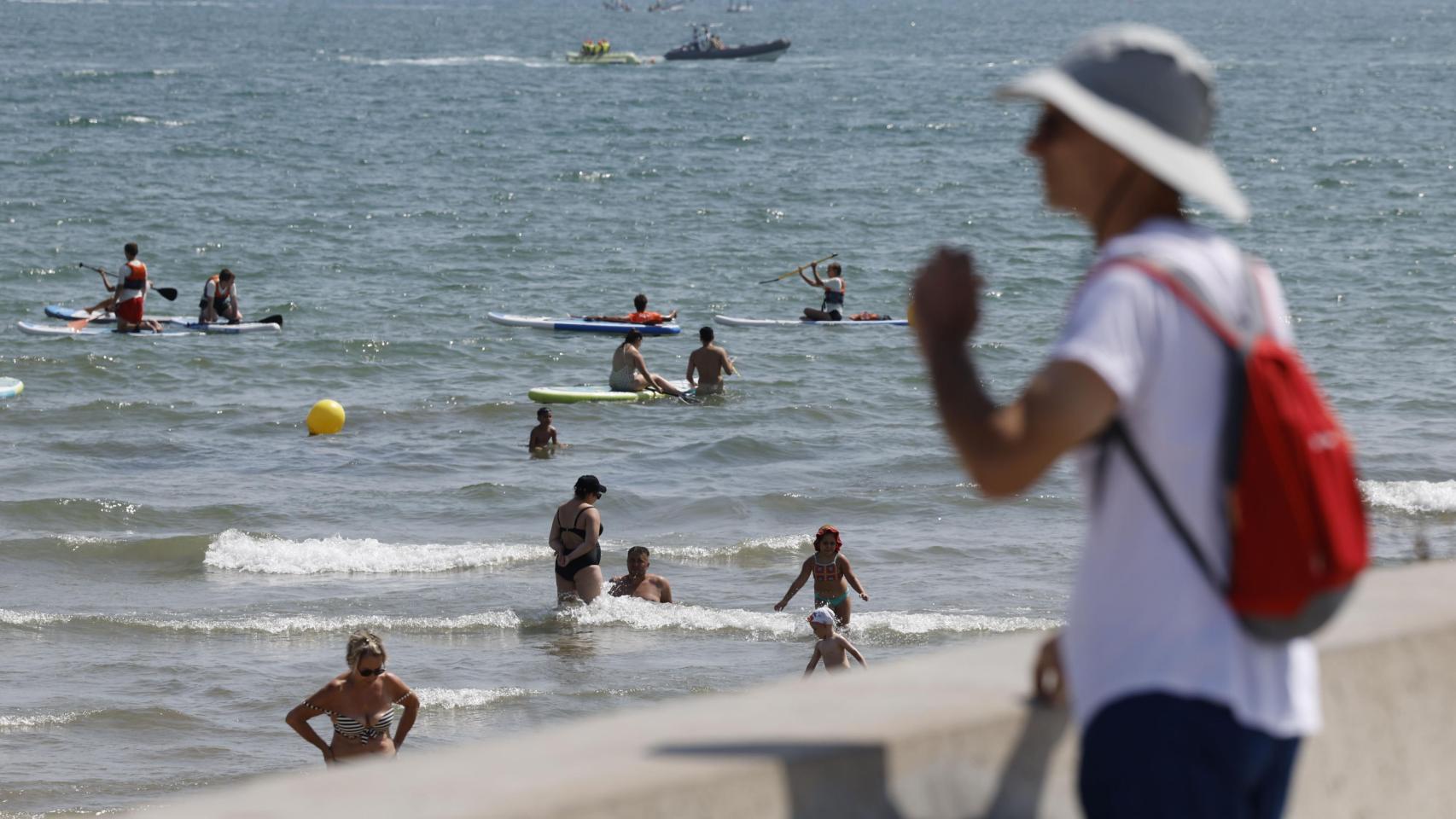 Bañistas en la playa de las Arenas este jueves en Valencia. Efe/ Ana Escobar